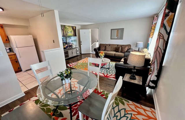 Sunrise Blossom 2 Bedroom Apartment 13 Minutes to Downtown