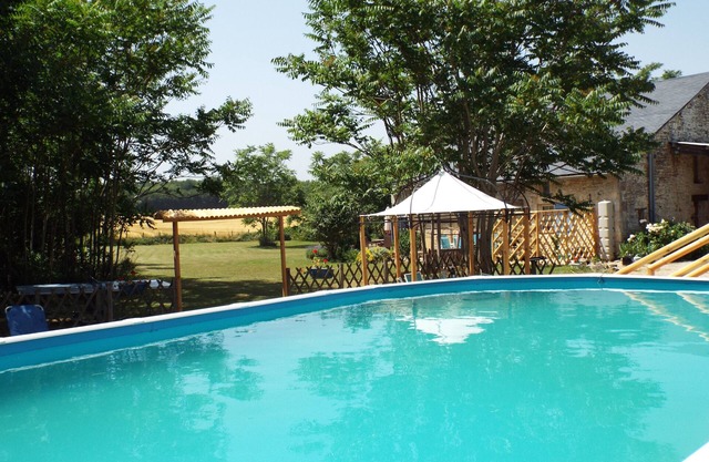 Sunrise Cottage & pool, tranquil place, walking distance to bars and restaurants