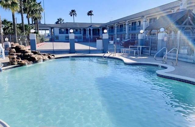 Sunrise Inn & Suites