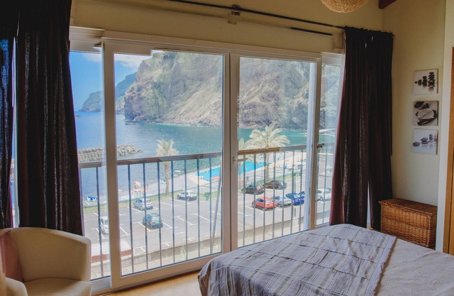 SUNRISEHOUSE, a perfect contrast between the sea and the mountains!Amazing view