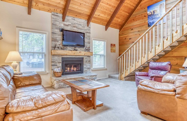 Sunriver Beauty Bonus Loft, Hot Tub, Bikes, Near SHARC with Free Passes!