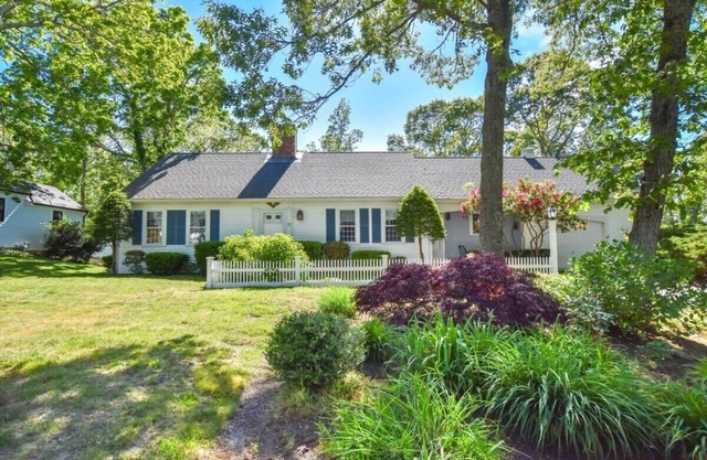 Sunroom, Spacious Deck, 8 Mins to Mayflower Beach!