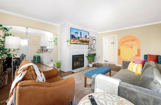 Sunscape Bungalow: Themed Rooms, Library/Office, 20 min Downtown, Wifi, Games WD