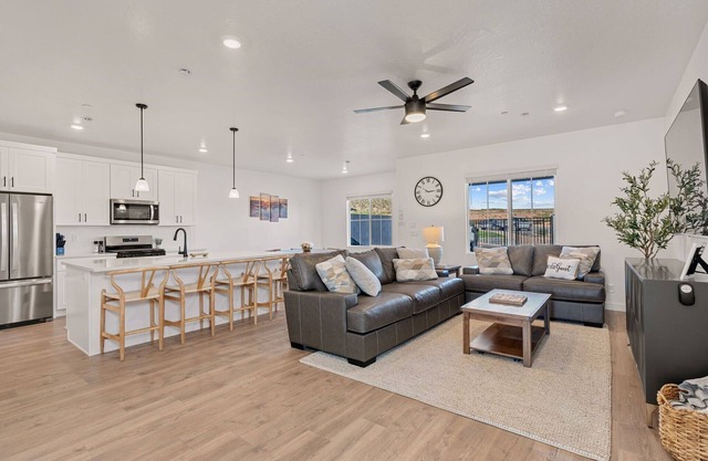 Sunseekers Escape: Private Hot Tub + Fire Table