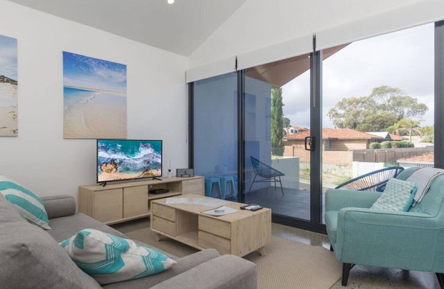Sunset Apartments - Blue Apt! 2BR - 100m to shops.