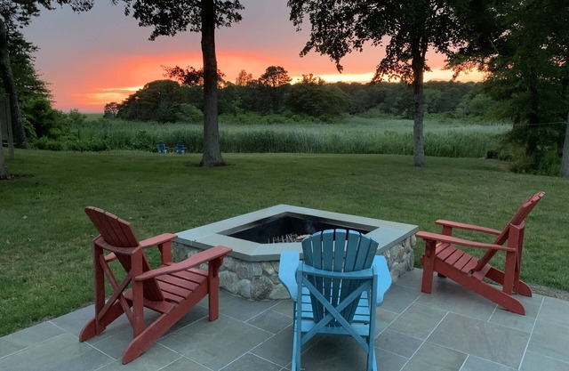 SUNSET BAY VILLA Backyard Sunsets, Kayaks, Bikes, HotTub, NatureTrails, Fire Pit