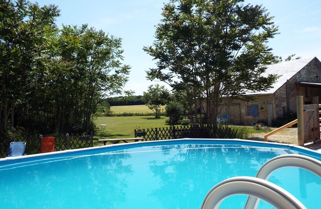 Sunset Cottage & pool, tranquil setting, walking distance to bars & restaurants