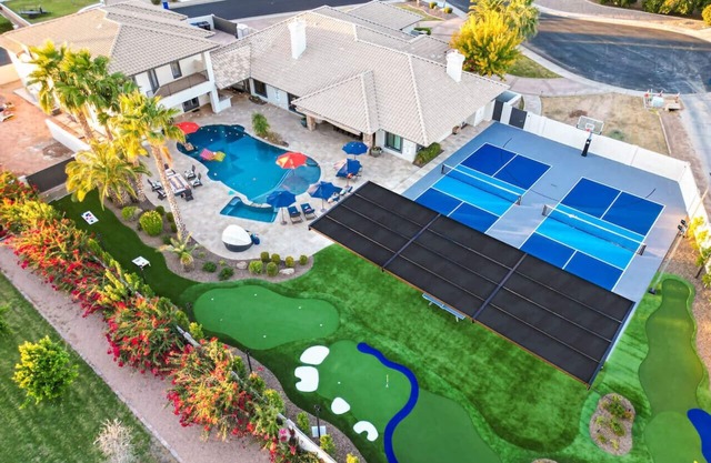 Sunset Greens - Golf Simulator, Putting Green, Gam