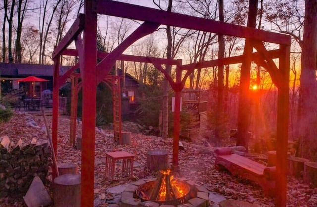 Sunset Lion Mountain Cabin near a Lake & Vineyards