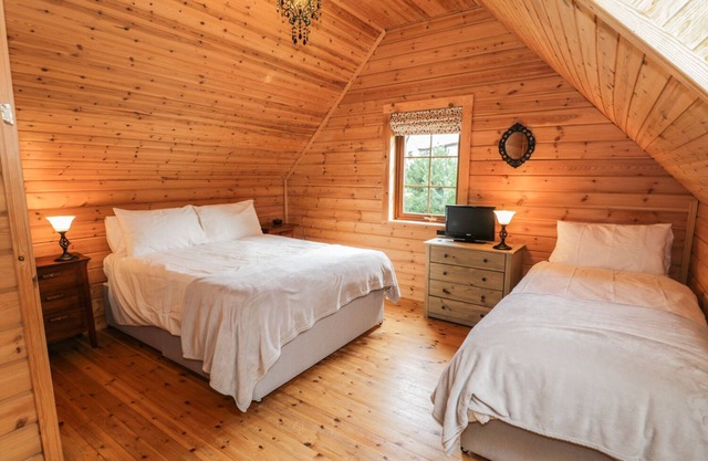 SUNSET LODGE 6, family friendly, with open fire in Llanbedr