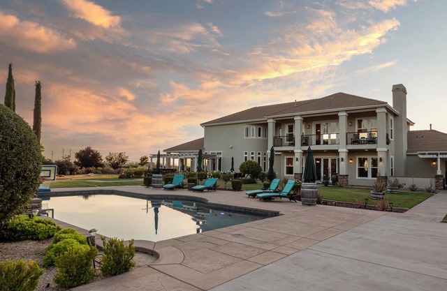 Sunset Manor: Luxury Wine Country Estate; Pool, Views, Steps to Wilson Creek