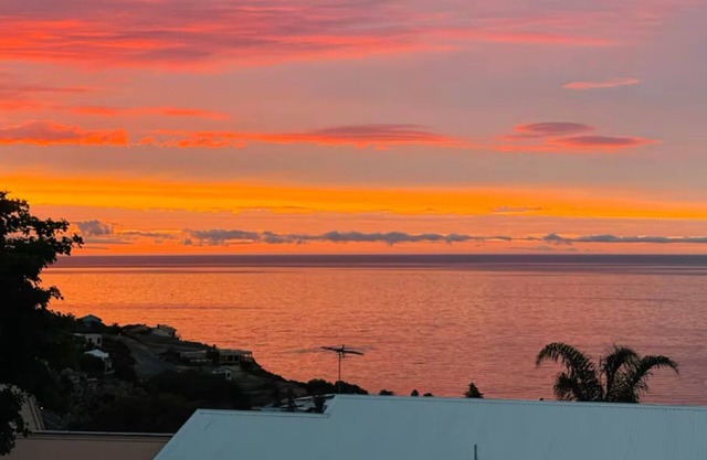 Sunset Ocean Deck, Garden BBQ, Fast Wi-Fi, Walk to Beach – Romantic Coastal Stay