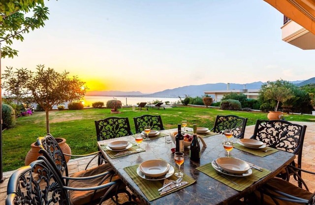 Sunset Paradise - Verga's Ultimate Seaview Getaway