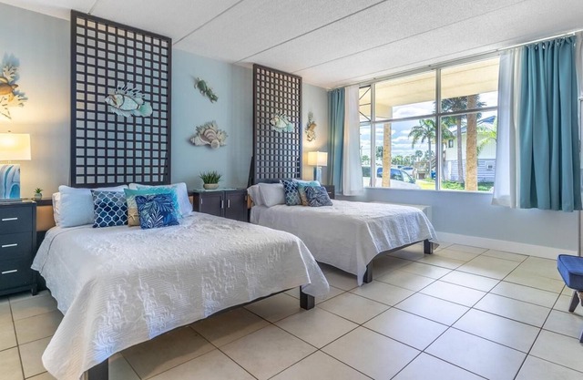Sunset Retreat in Little Harbor - Walking distance to the beach!