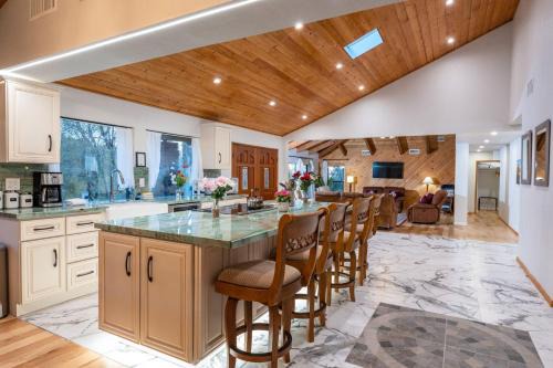 Sunset Retreat- TWO houses with hot tub, firepit, multiple kitchens, sleeps 20