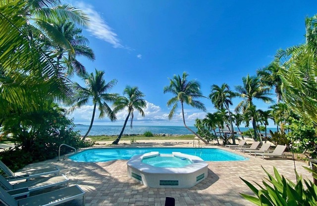 Sunsets in Paradise~ Gulf Front Pool Home, 22' Dock, Kayaks, Bikes & Paddleboards