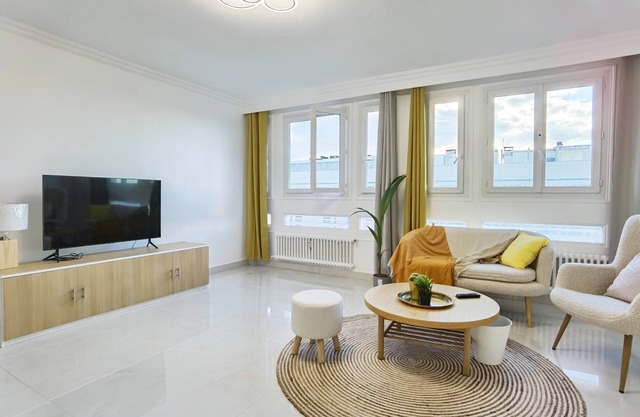 Sunshine 2bdrs apt 65m2/Night view/FREE Parking