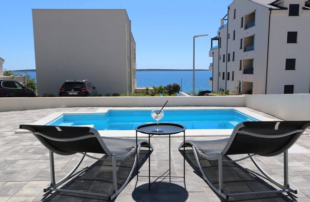 Sunshine Apartment with a Private Pool by the Beach TWO – Mandre, Pag