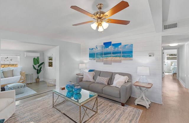 Sunshine Daydream Beach Bungalow. Walk to Beach! Great for Families! Firepit!