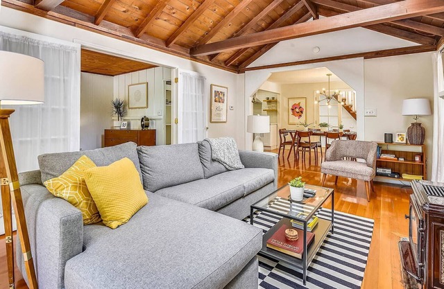 Sunshine Grove ~ Stylish Retreat! Hot tub. Close to Wine Country Activites