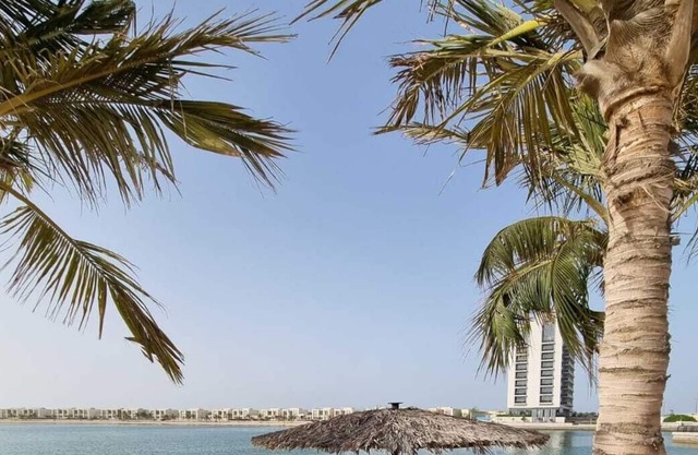 Sunshine Lagoon View Large Balcony - 5m from beach!