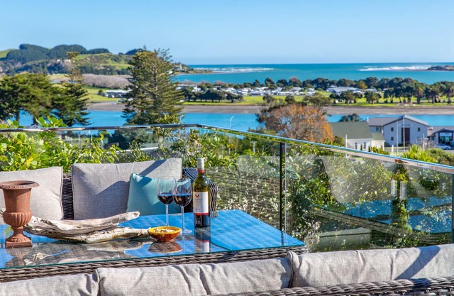 Sunshine Lookout - Raglan Holiday Home