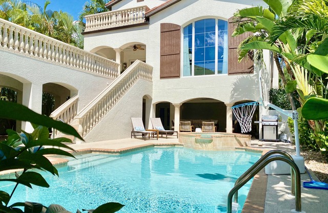 Sunsplashed Villa - Your own private tropical island resort!