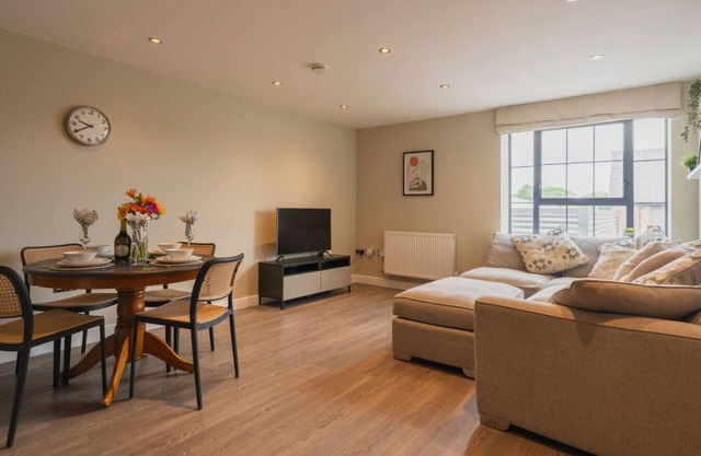 Super 1 bed apartment. Sleeps 2/4. Gated parking