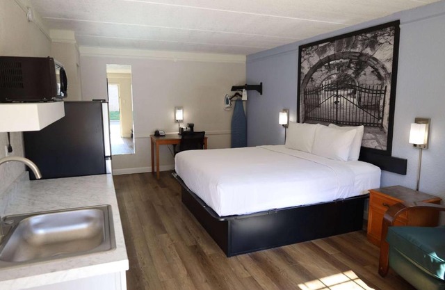 Super 8 by Wyndham Austin South I-35