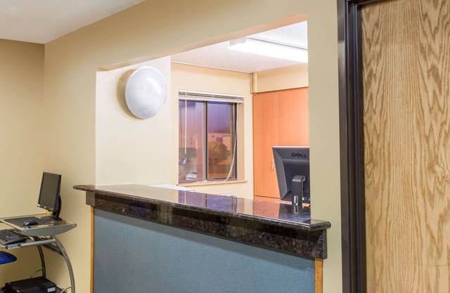 Super 8 by Wyndham Franklin/Middletown Area