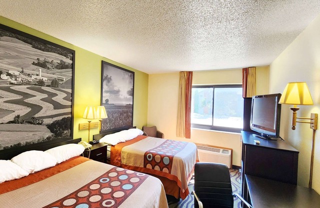 Super 8 by Wyndham Newton