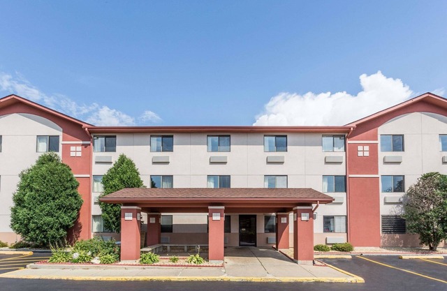Super 8 by Wyndham St. Charles