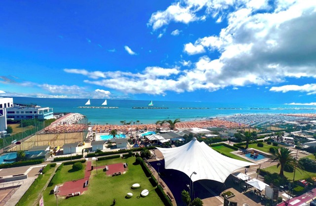 Super Beachfront Penthouse for Families with Breakfast, 2 Parking Spaces, Private Beach