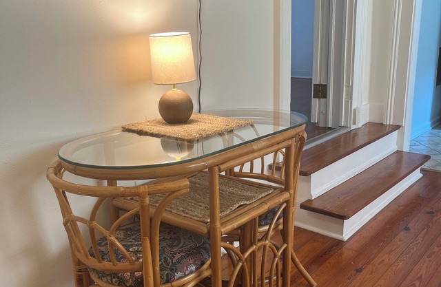 Super clean 2 bedroom - Cute, Quiet, Convenient - Very safe neighborhood