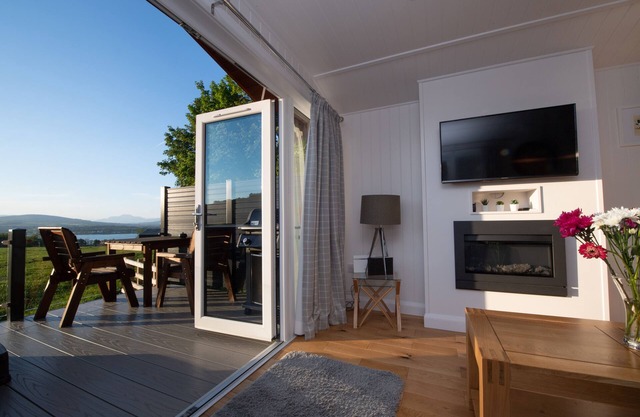 Super King Lodge-Sleeps 2-HotTub-Sea View