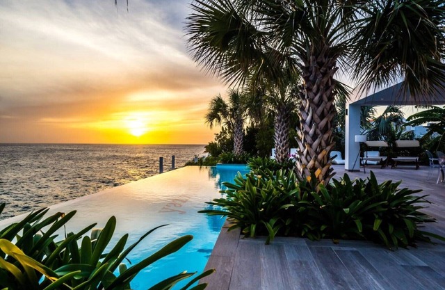 super luxurious Oceanfront Villa Yazmin