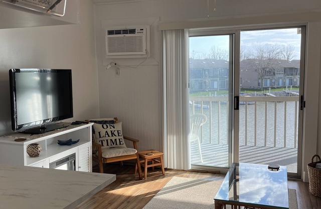 Super nice, waterfront Lake Erie getaway with boat dock - Green Cove Resort!
