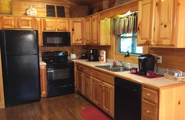 Super Popular Cabin! Awesome Hot Tub!