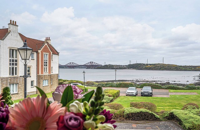 Super Prime Luxury Waterfront View D/Bay by Three Bridges Apartments