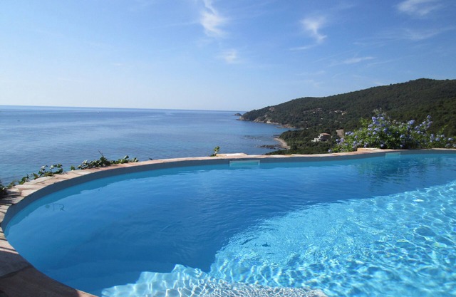 Superb 2/4-person apartment in Villa with swimming pool and panoramic sea view