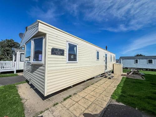 Superb 8 Berth Caravan, Close To Amenities At Caister Beach Ref 30073F