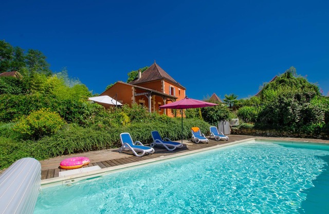 Superb air-conditioned villa with private heated pool 900m from the town center