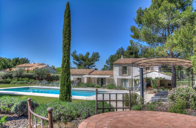 Superb air conditioned villa, pool heated at Eygalières