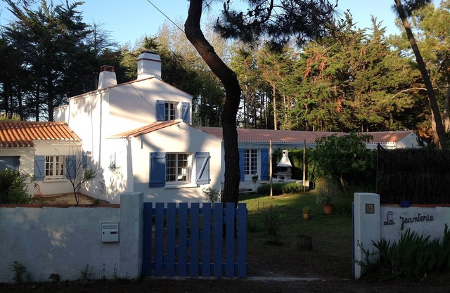 Superb beach house 300m from enclosed flower gardenof cul-de-sac and pine forest