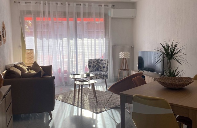 Superb bright apartment, terraces free secure parking 600m from the sea