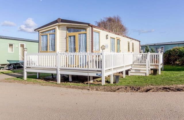Superb caravan with decking, perfect for a seaside break in Norfolk ref 70701C