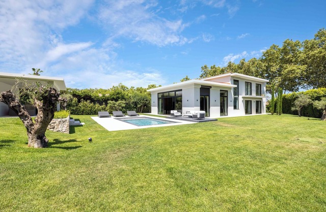 Superb contemporary architect-designed villa at the entrance to Parc de la Valmaque