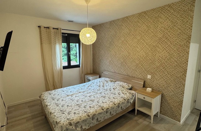 Superb house with garden and swimming pool close to transport links
