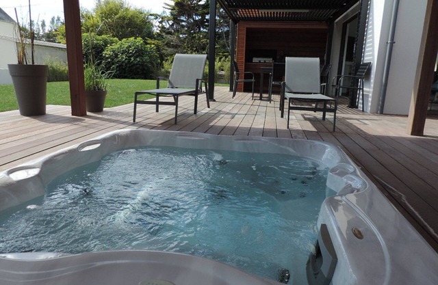 Superb new villa with jacuzzi, on closed garden.