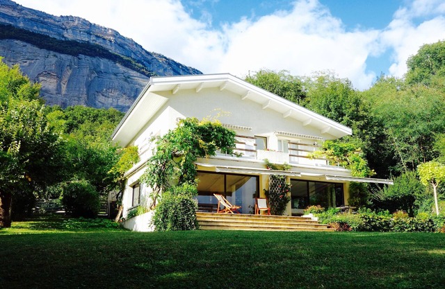 Superb privatized home, exceptional views of the Alps!